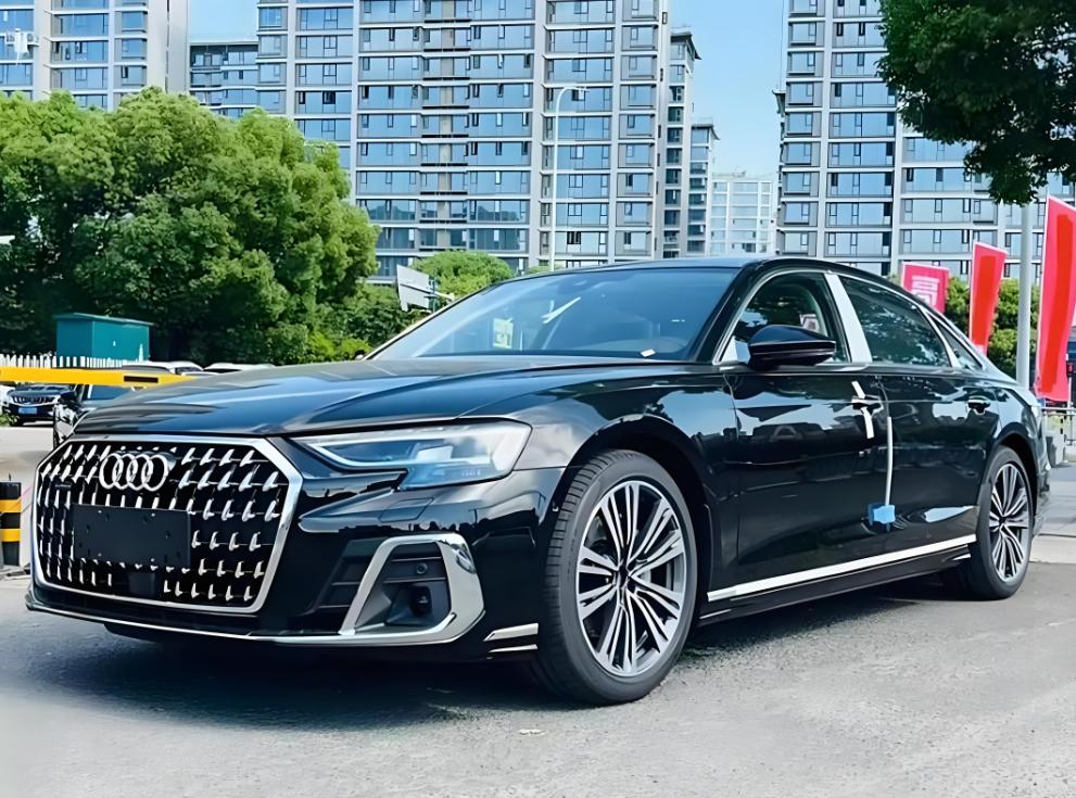 2024款A8L50TFSIquattro臻选型。近期发现4条轮胎均出现裂