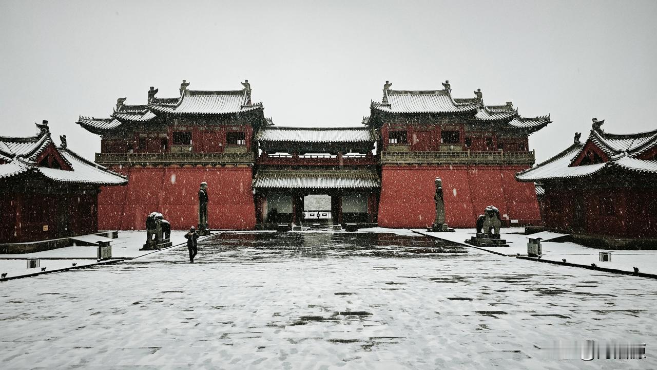 永昭陵大雪纷飞，屹立千年的石像生，红墙黛瓦的古建筑，在白雪的映衬下更显庄严肃穆巩