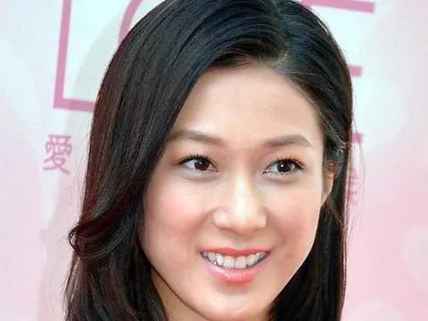 利智和黄秋燕年轻时都很漂亮。但是她们是两种完全不同范式的美，没有绝对高下，只是