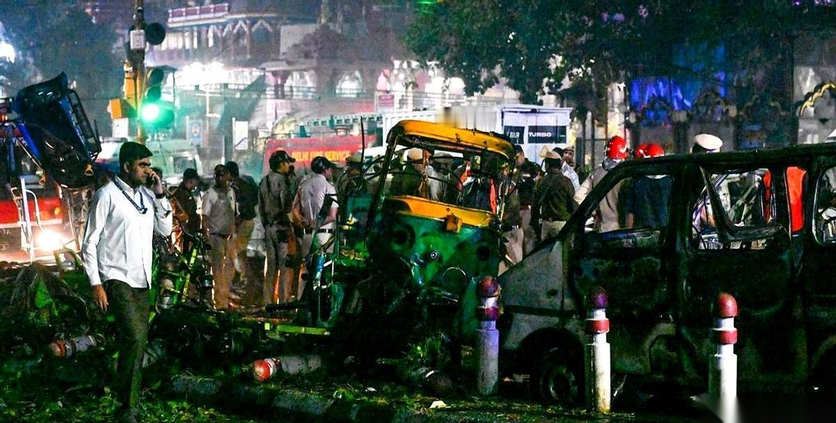 凌晨三点，果阿的夜店里，音乐正嗨。酒杯还在桌上晃，人可能就没了。一声巨响，把