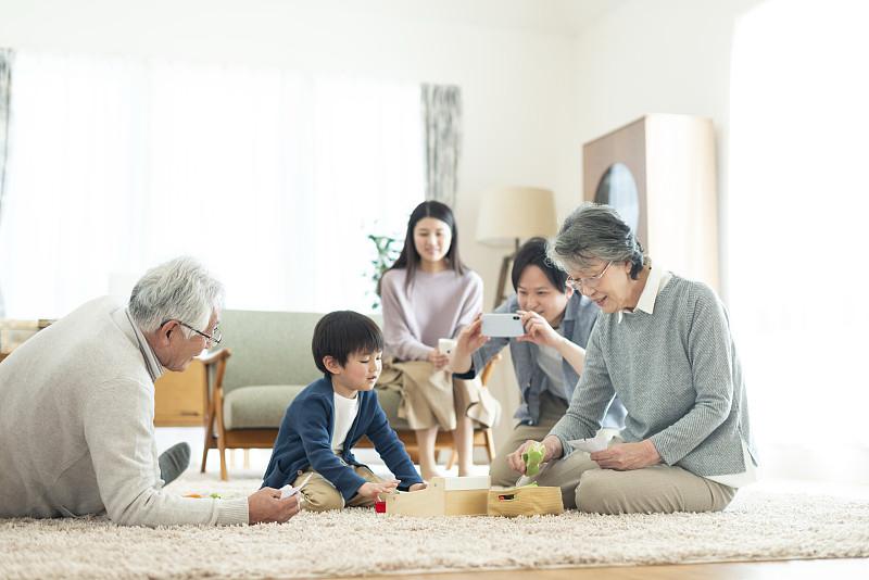 人到晚年才懂：最大的底气从不是钱很多长辈步入晚年、抱上孙子后，终于读懂人生真