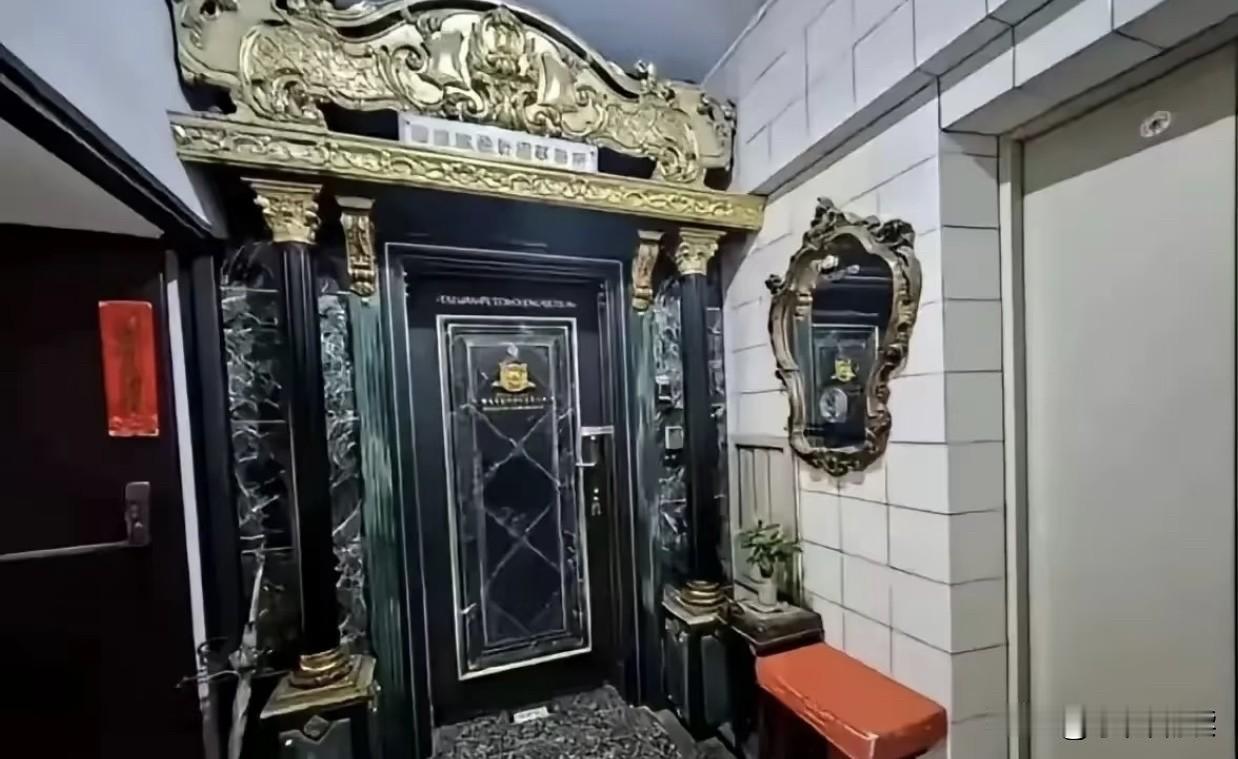 能把大门装修成这个样子，这家里都住的是些什么人啊？
