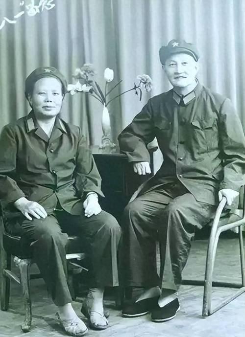 51年洪学智妻子寻女无果，到老乡家歇脚老乡惊呼：你要找的就是我。1951年，新中