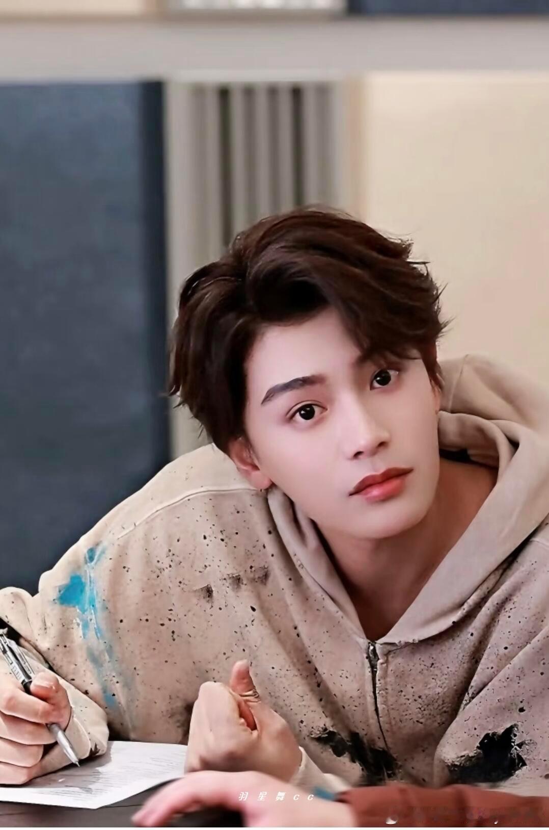 本来可以靠颜值吃饭，可他偏偏用演技，一枚优秀的男孩子～～丁禹兮​​​