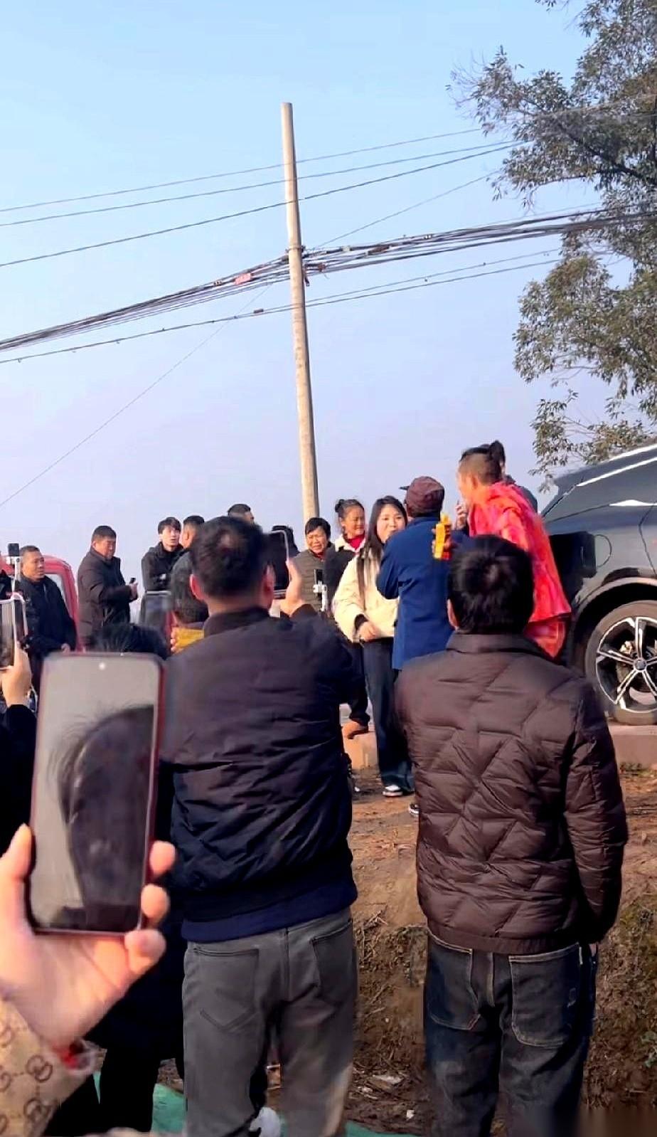 门不敢开了。乌泱泱全是人，长枪短炮的，围着一扇农村最普通不过的铁门。他们都在