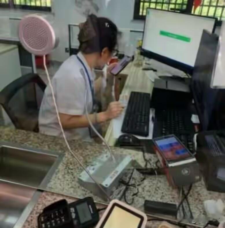 硬刚！张家界售票员拒替过错道歉，看得人心里五味杂陈张家界售票员依规核验证件