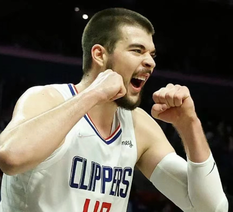 祖巴茨的问题就和19年的瓦兰丘纳斯是一样的在场上看着也有点作用，护框抢板啥的活