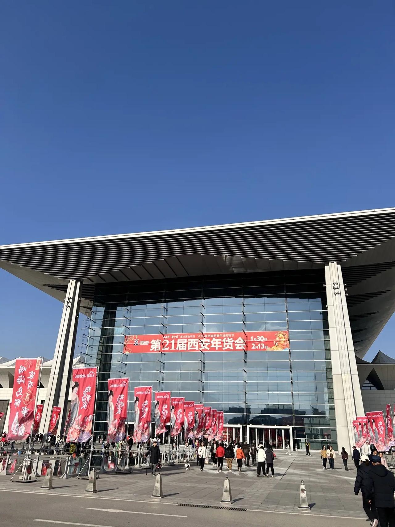 西安国际会展中心年货节人挤人都说经济不行？年货节的人气依然很旺啊！果然民以食为