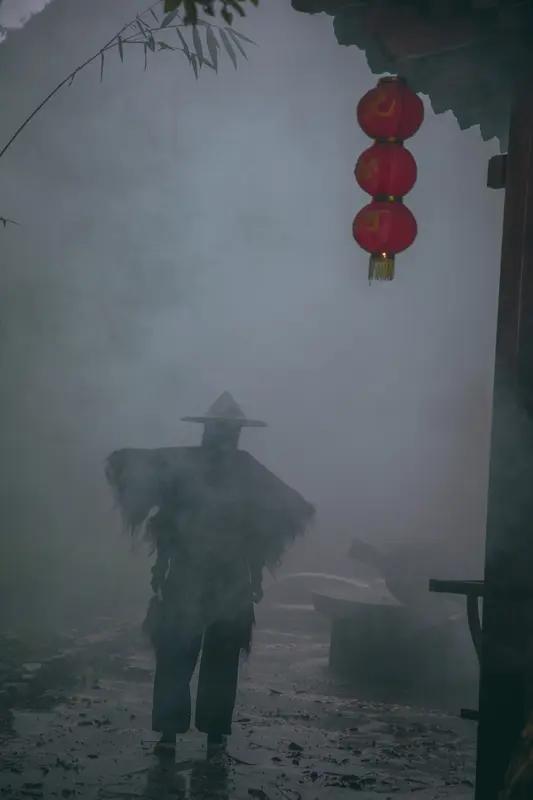 小时候在农村，总能见到这样一个人。衣服破旧，眼神发直，说话颠三倒四，整天在村口转