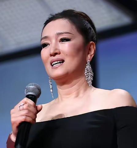 我敢说，巩俐的牙齿，绝对是娱乐圈女明星里整得最成功的。这也正是她最清醒又聪明的地