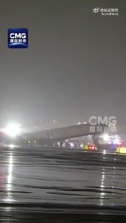 美国纽约机场客机撞上消防车，致多人死伤美国消防车撞上客机当地时间3月22日深夜