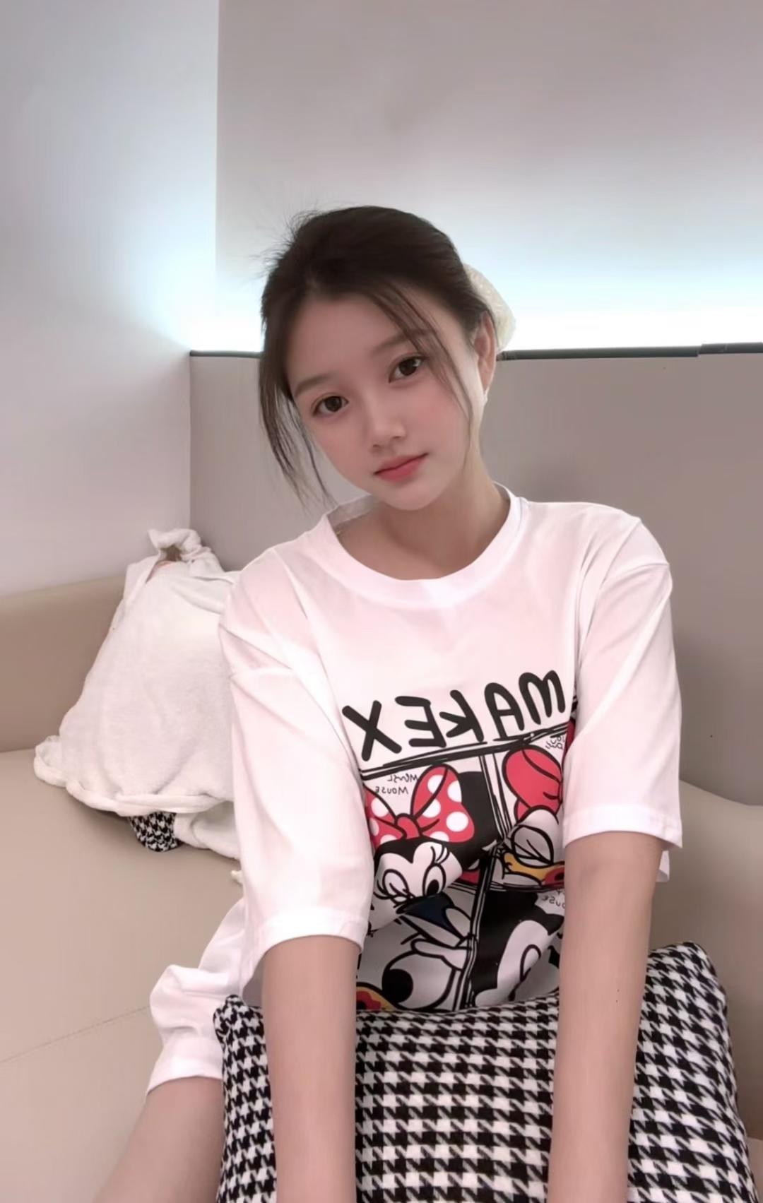 上联：有缘千里来相会；诚邀下联