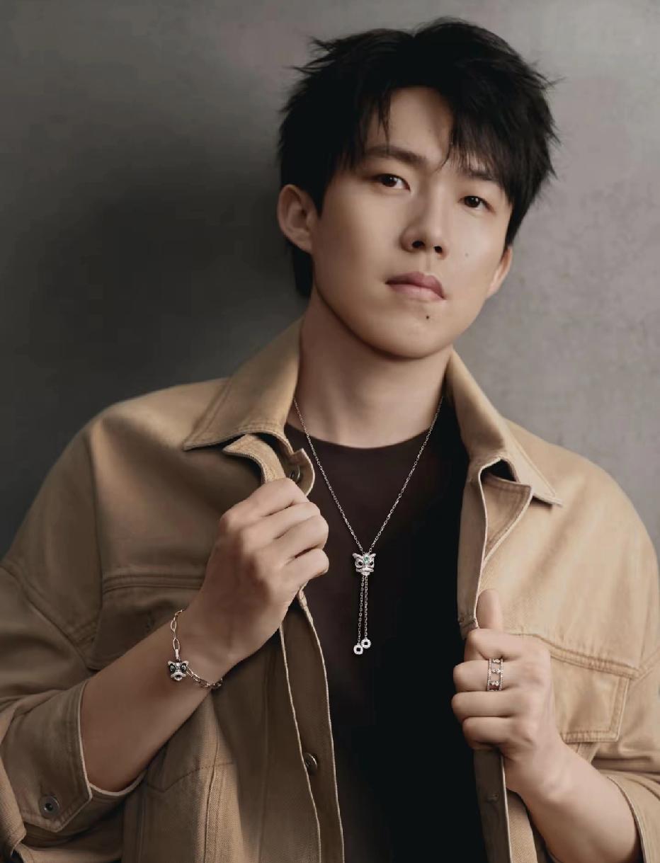 王楚钦不仅人长得阳光帅气，训练还刻苦，作为国乒男队绝对主力，战绩亮眼，世乒赛混双