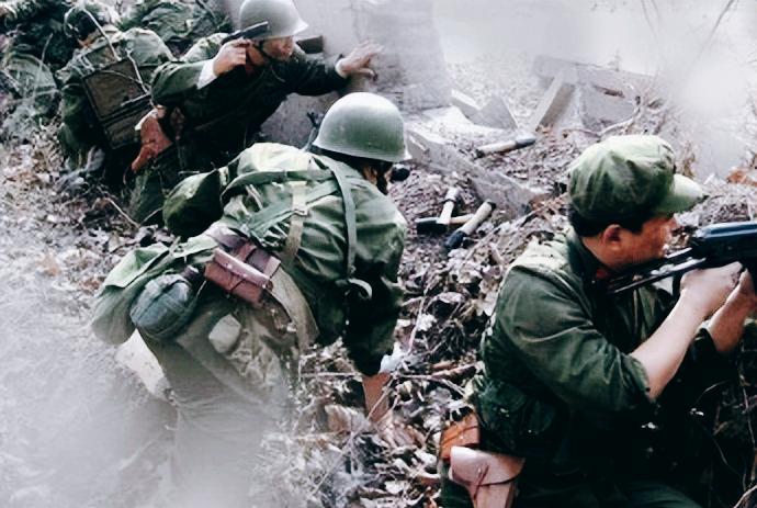 子弹打光的瞬间，徐泽贵盯着越军碉堡里吐火的机枪。身后是撤退的战友，面前是密密