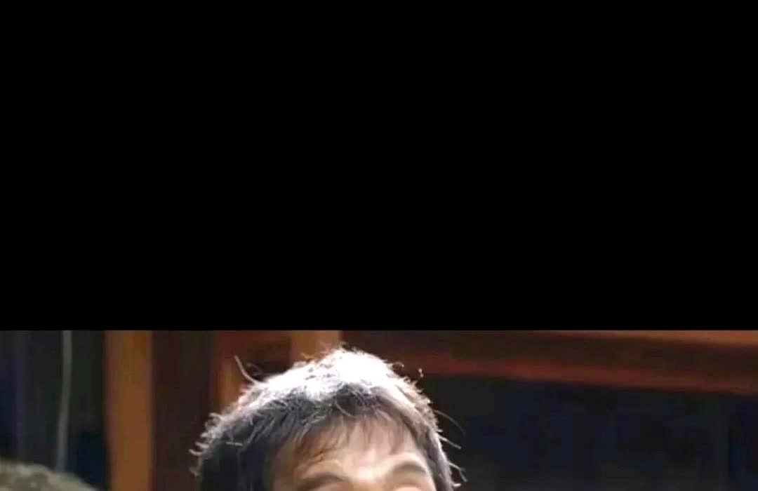 成龙现在大概尝到了人生的苦酒。71岁的他对着镜头承认，这辈子最痛的是儿子