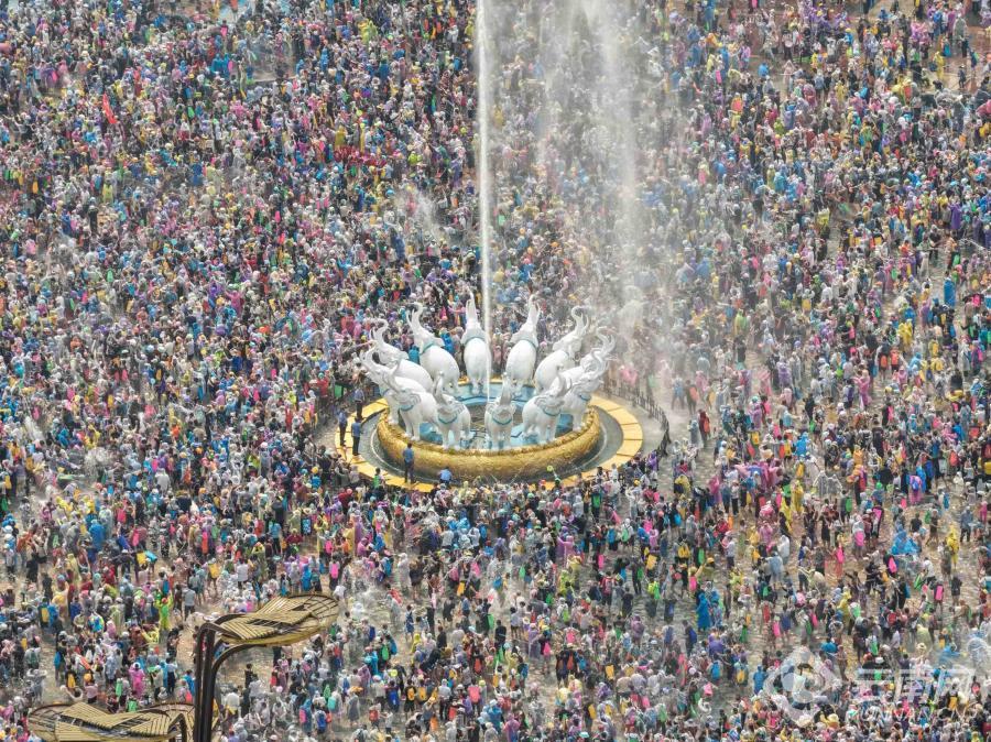震撼！版纳泼水节游街刷屏全网，近3000人方阵沿街狂欢，洒水车直接成“神器”！