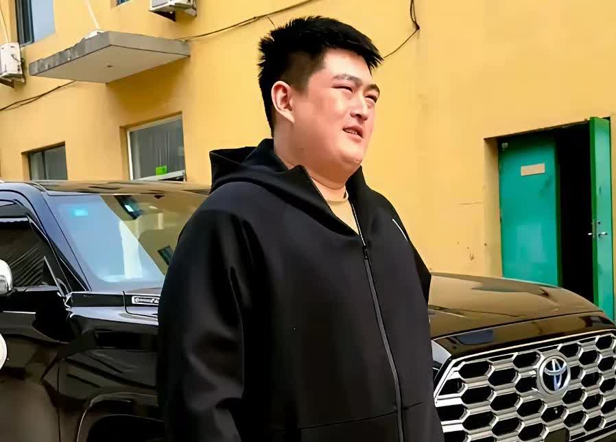 喜剧大师赵本山的儿子赵大牛从小就在新加坡读书，最后毕业于新加坡拉萨尔艺术学院广播