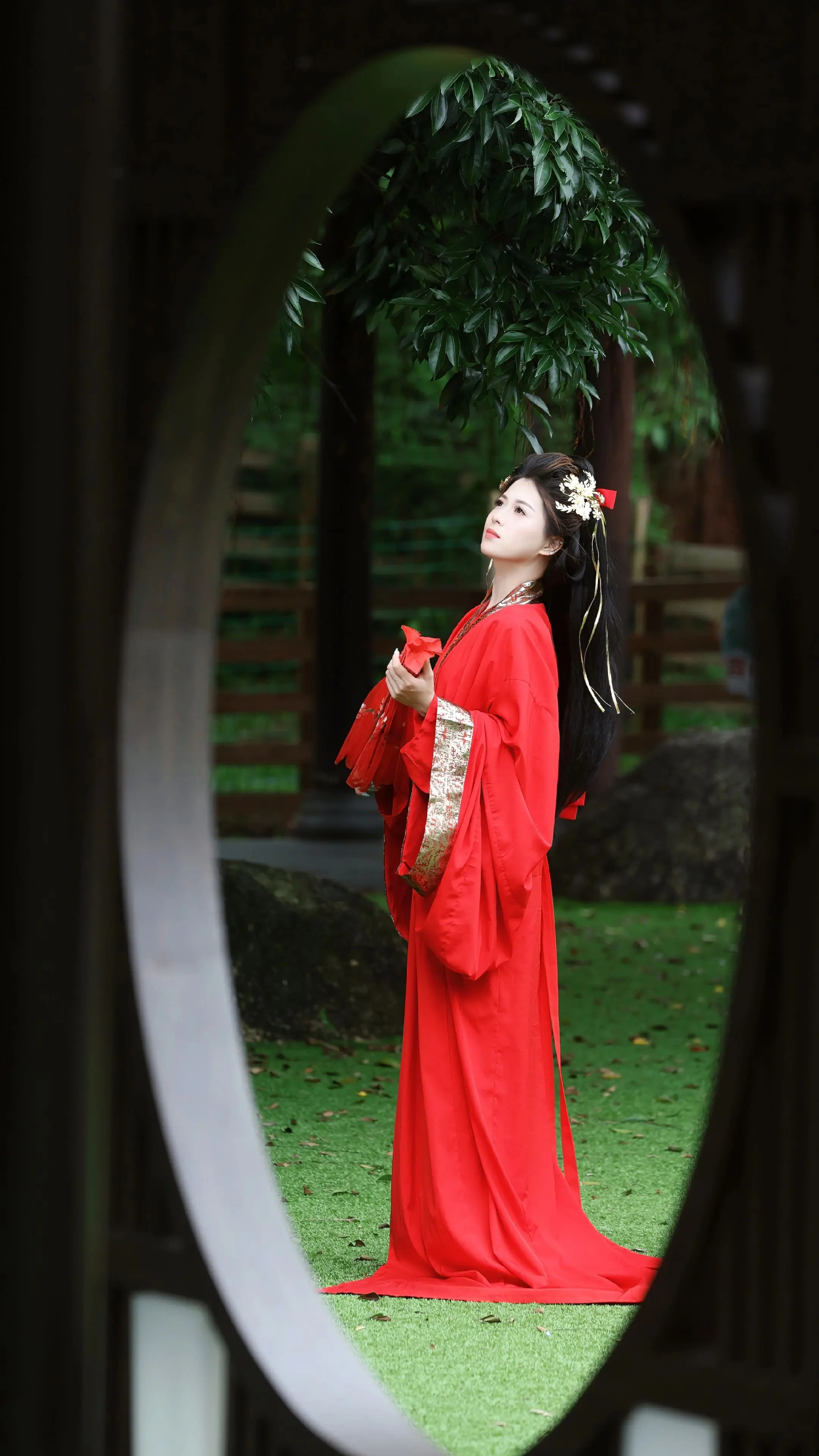 望月台下的红衣 不一样的古风格调 古风窗景写真 汉服之美在风骨