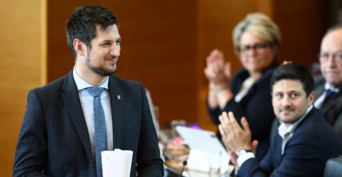 谁也没想到，以色列藏得最深的“补给暗线”，被比利时一把扯断了！据中东眼媒体报