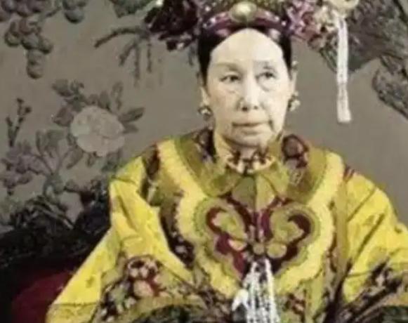 慈禧每次洗澡后，只留李莲英1人伺候。而房间里不时传出声响，一位小宫女偷掀帘子，这