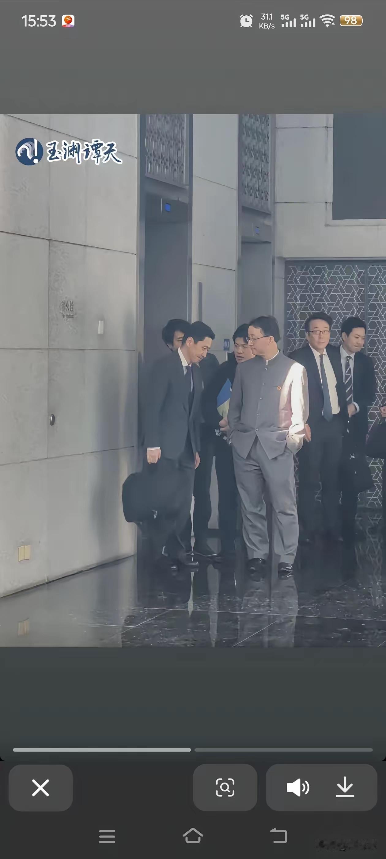 这可能会成为一个经典的画面，寓涵着中日如今的实力关系。咱家刘司长中山装，别国