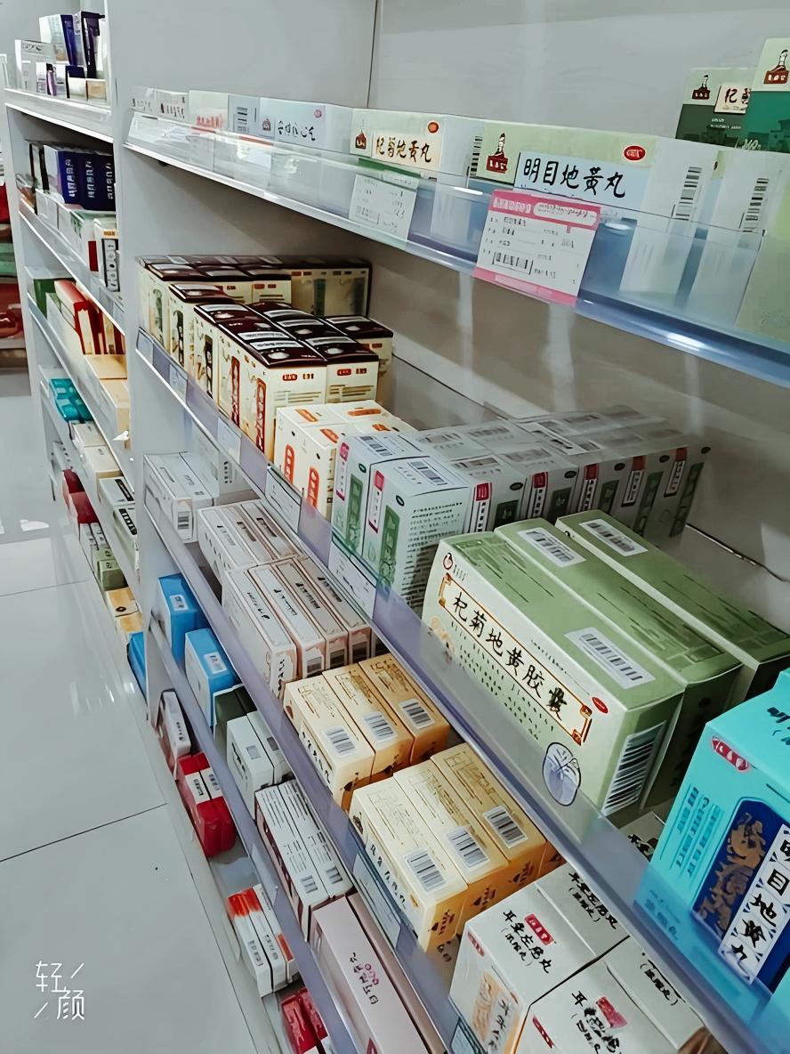 买药要多留心不能随便拿以前表妹跟我说过，药店里便宜的药一般都会放在最下边，我