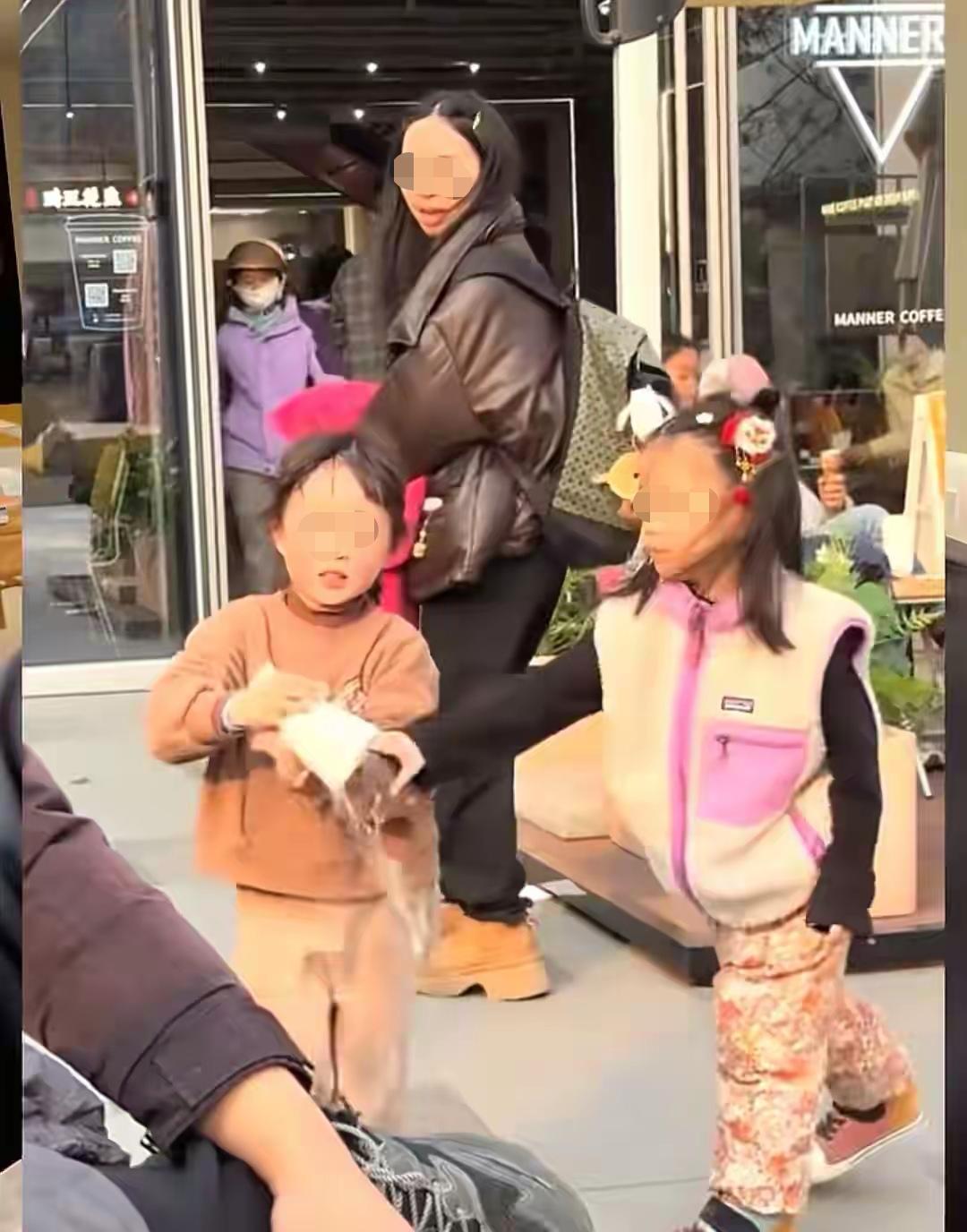 浙江绍兴，一个小女孩从店里要了一杯水，小心翼翼端到母亲面前，杯子里的水没有洒出来