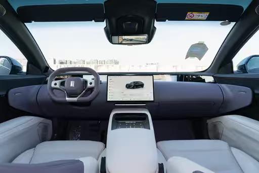 新款阿维塔12改款，亮点很实在，外观还是那个溜背轿跑范儿，内饰更精致，用料更高级