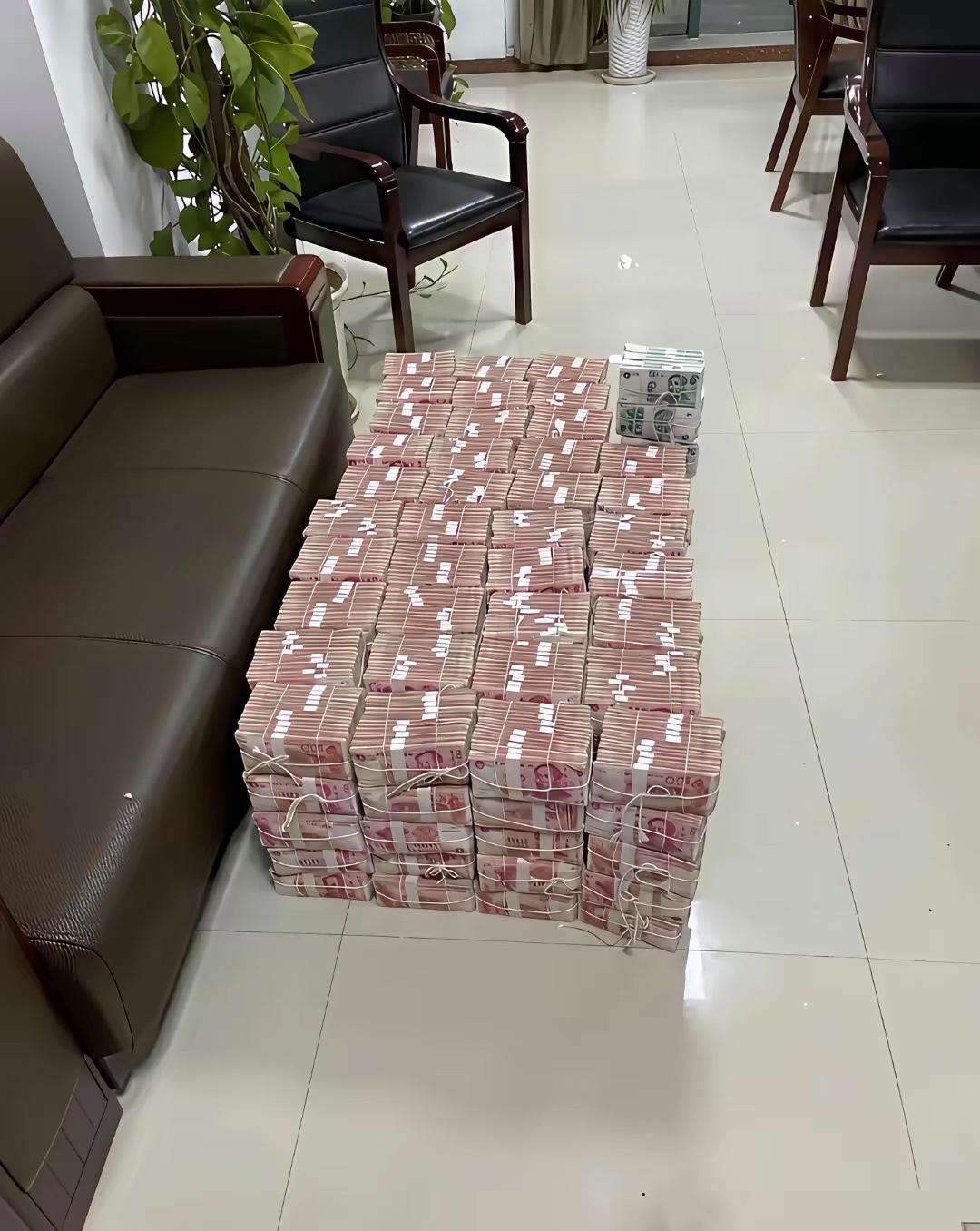 看这一堆钱足足有1200万人民币对于一般人而言，只要你不赌博、不染上恶习、不