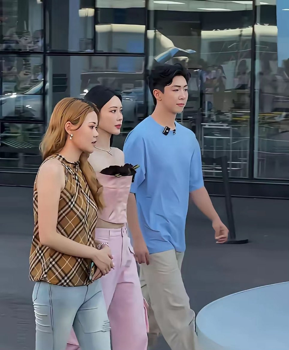 孟子义在娱乐圈也算是大美女了，镜头前的她五官特别精致，身材也很优越。没想到路人视