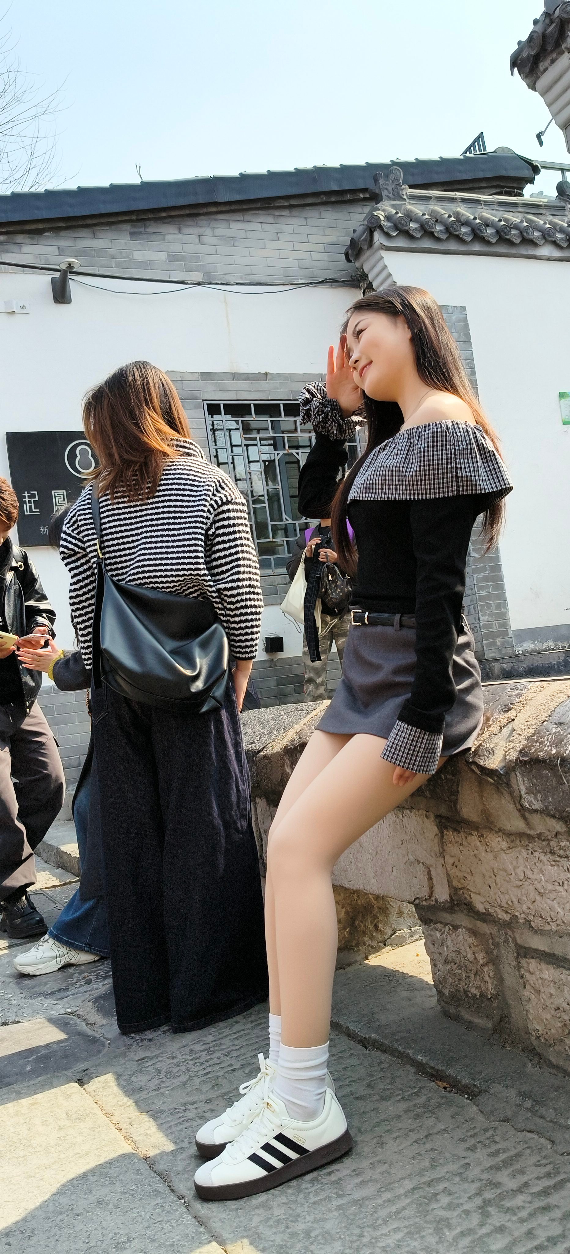 格纹一字肩搭灰裙，把清甜和复古揉进春日里~