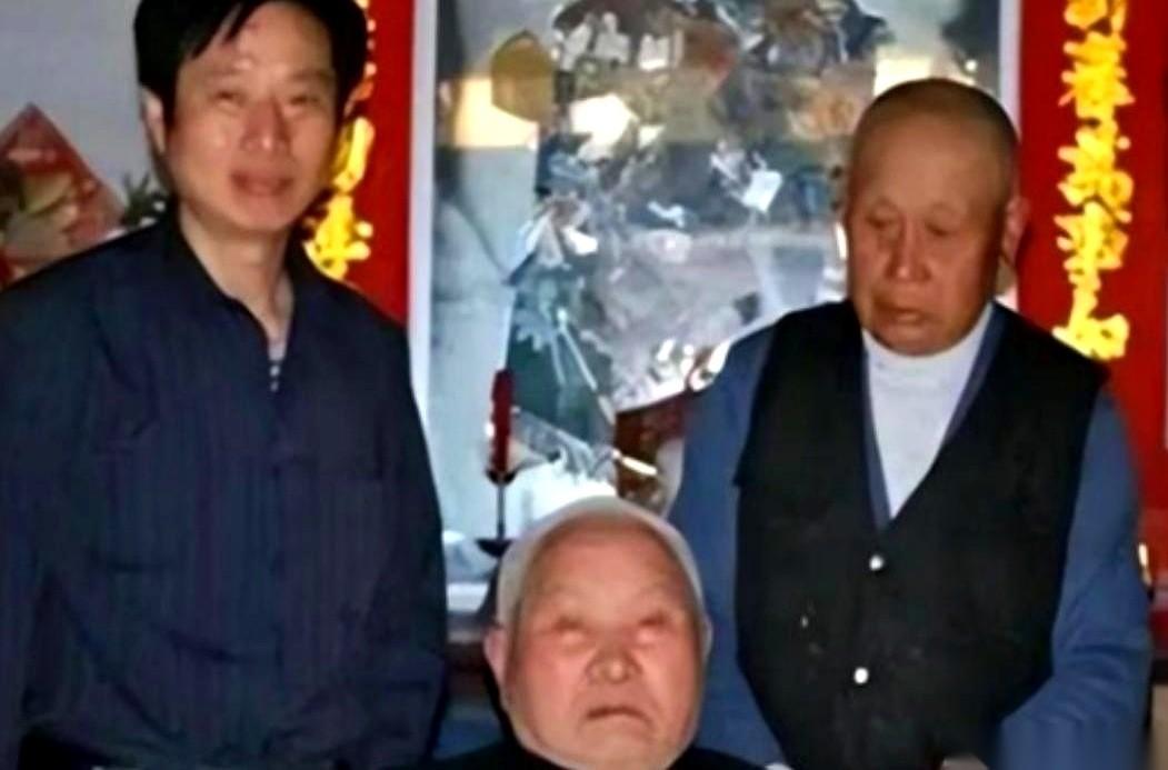 一等功伤残老兵，27岁不顾全村阻拦，硬是娶了43岁、带着六个孩子的寡妇。就在领证