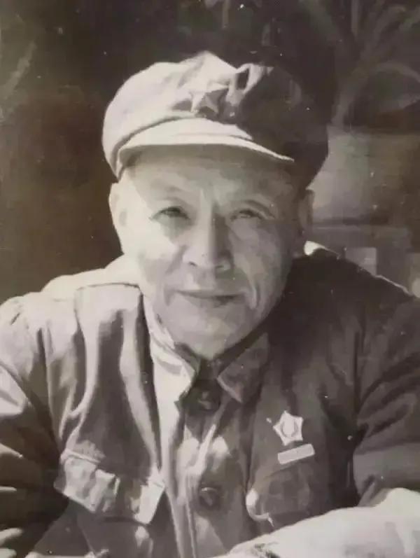 “嗡嗡嗡”熟悉的声音从东边传了过来。这是敌人的轰炸机的声音，敌人的轰炸机飞过来频