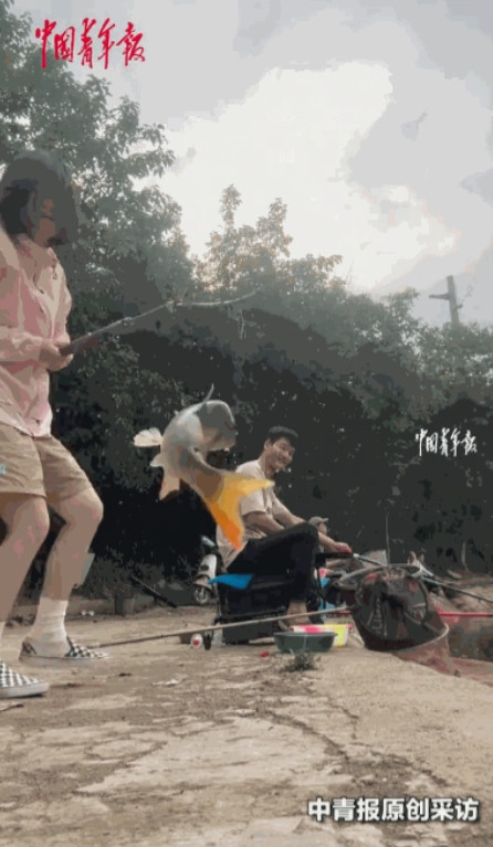 “运气来了挡也挡不住！”四川成都，一位路过河边的女子，看见别人钓鱼突发奇想，临时