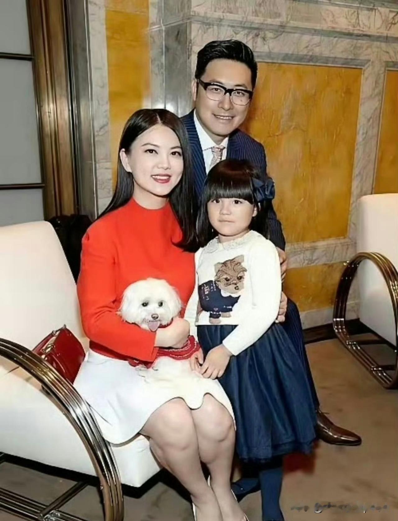 李湘和王岳伦的十年[狗头][狗头]用“各奔东西，肉肉相聚”很适配吧！两口子虽