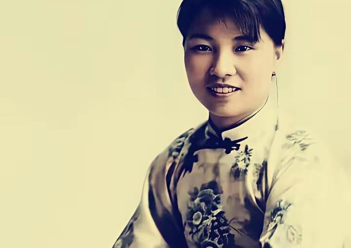 别被这张1928年的老照片骗了。照片里的女人叫朱枫，23岁，一袭华丽真丝旗袍，