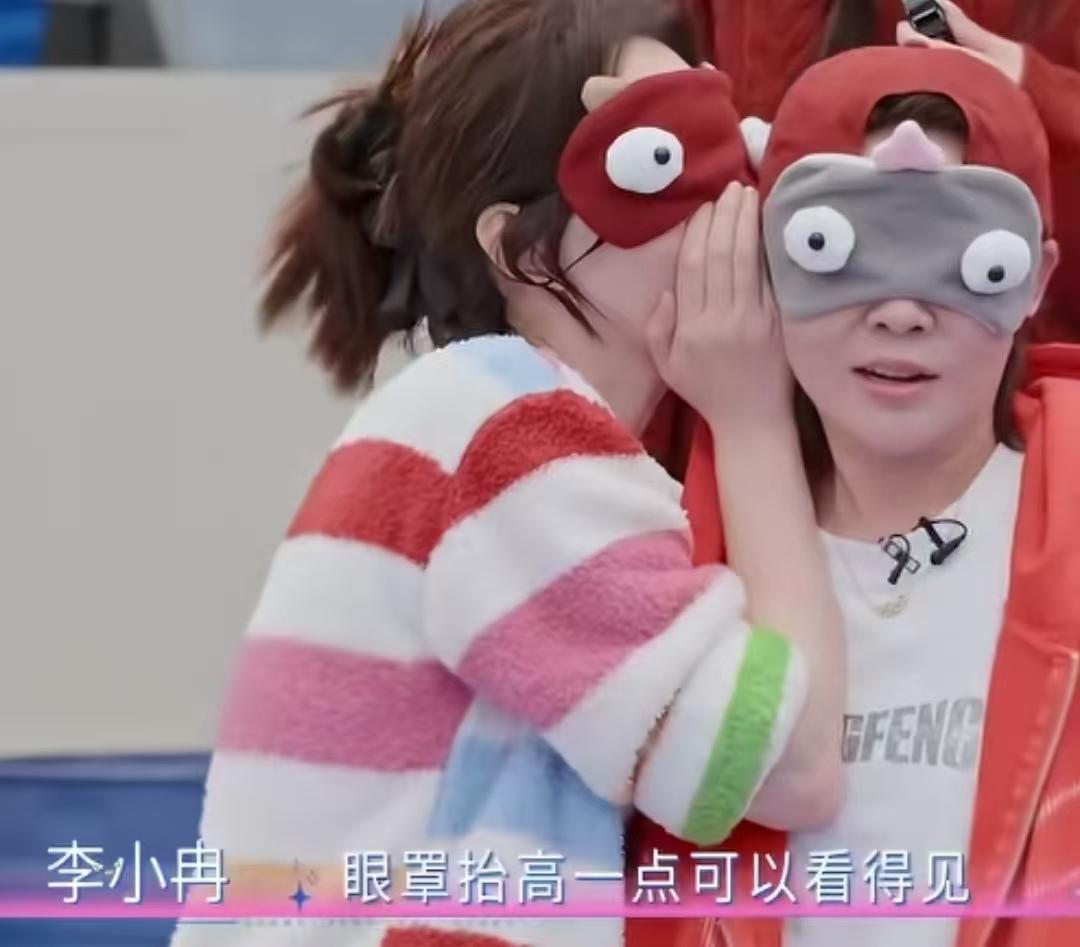 李小冉趴在王濛的耳边，小声的对她说：“眼罩抬高一点，可以看得见。”王濛反对：“我