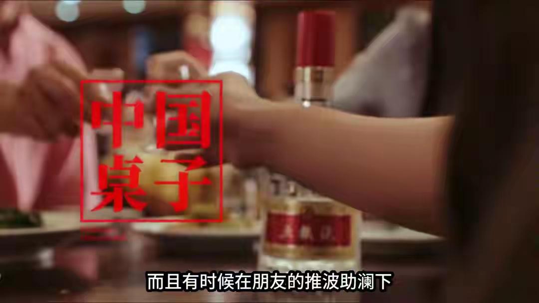 一位俄罗斯姑娘来北京旅游，饭桌上大姐热情地说“咱喝两杯”。她心想两杯伏特加算什么