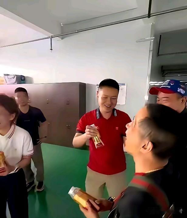 祸从口出的案例已经不少了，东鹏董事长都不喝自家产的饮料，别人怎么敢喝？202