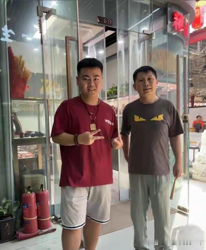 离开德云社多年，何云伟体制内日常曝光，编制才是艺人长久安稳！排练结束直奔单位食堂