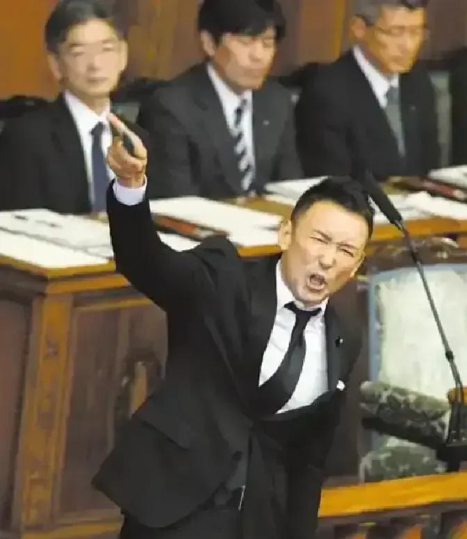 山本太郎在国会直言：与中国冲突不是遥远可能，而是现实警告。他说解放军火箭军有35