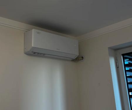 朋友老周家最近换空调，纠结了一个月：都说变频省电，可一看价格又犹豫了。他问我：“