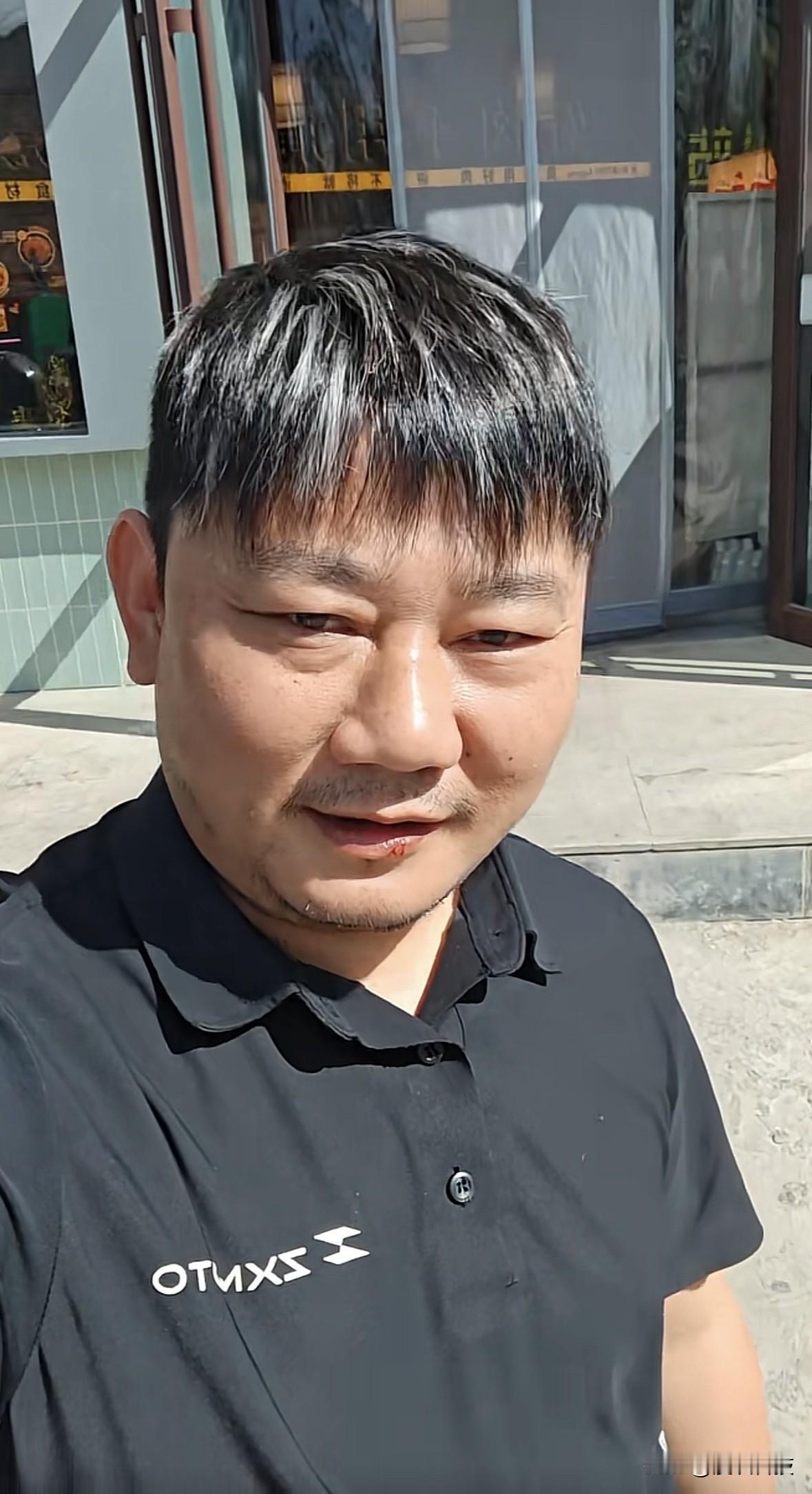 张雪秀了一把花了4个多小时理的新发型，询问网友效果怎么样，评论区网友纷纷要求退款