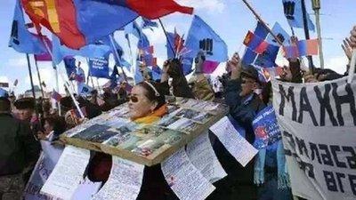 蒙古国首都乌兰巴托的街头闹起来了。抗议者的怒火，表面是对准腐败的官员，可仔细听听