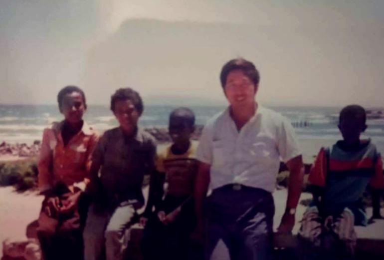 1991年1月，索马里乱成一团，持枪歹徒闯进中国医疗队驻地，19名队员处境危险，