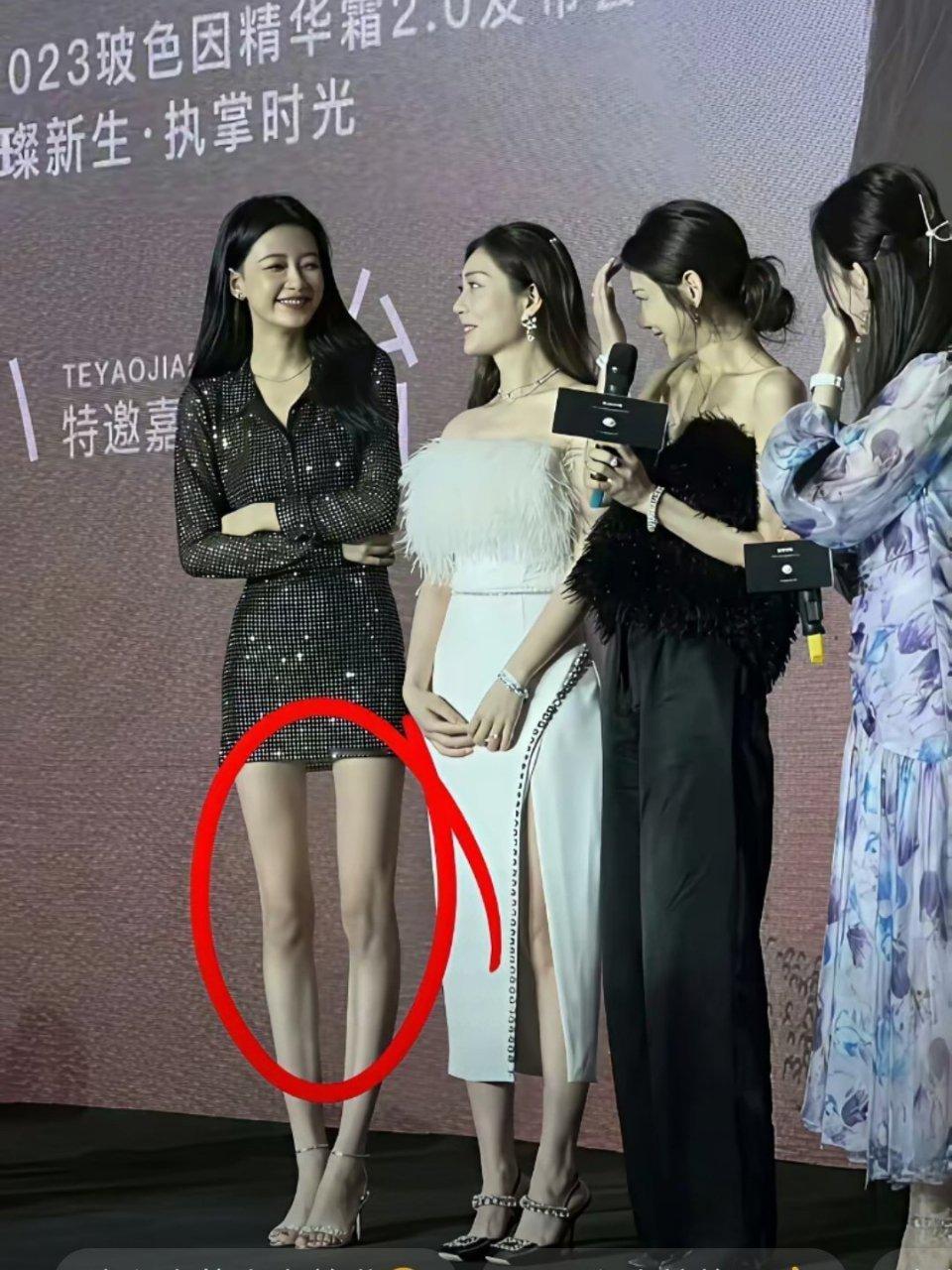 孙怡这腿也太细长直了吧！这不就是传说中的漫画腿吗？