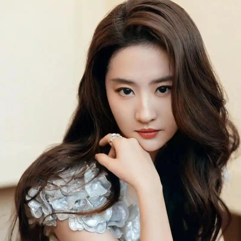 皮相美转瞬即逝，骨相美才更耐看同为80后高颜值女星，赵丽颖与刘亦菲美得截然