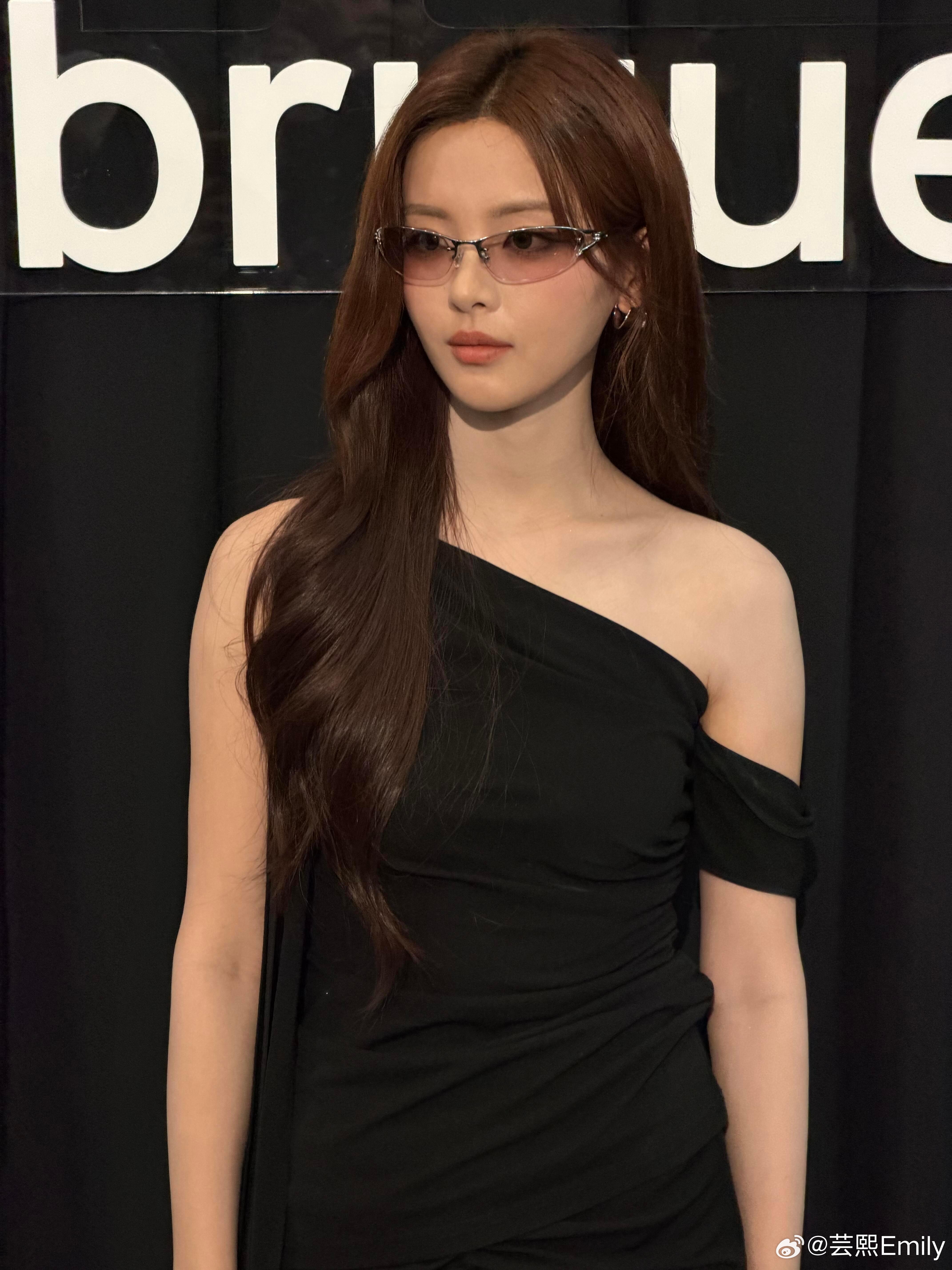 时装周杨超越亮相Fabrique×VeraWang活动现场！身着黑色斜肩