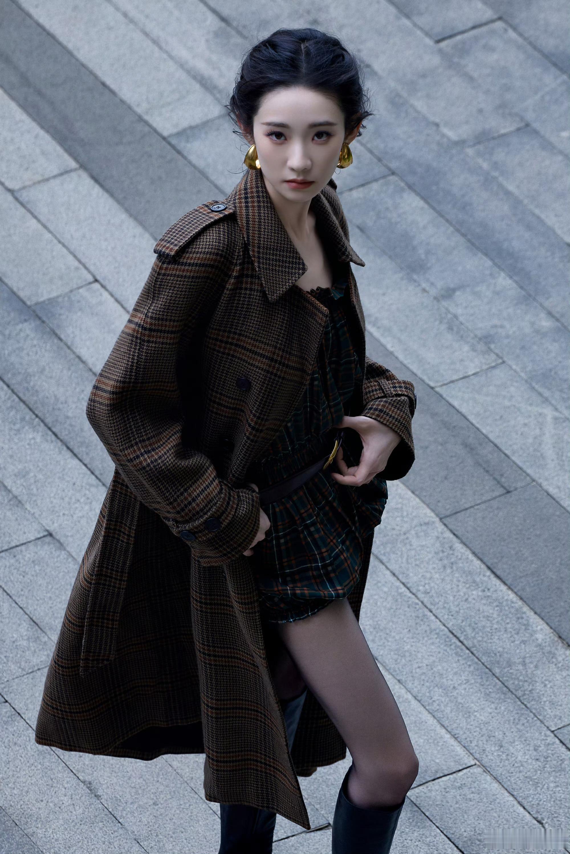 张艺凡张艺凡镜头下得多瘦张艺凡真1米8了这组照片我直接眼睛看直了