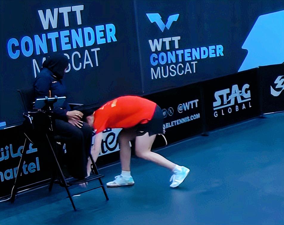 温瑞博太有眼力劲了！陈俊松刚要发球，温瑞博马上暂停，原来他发现裁判的笔掉